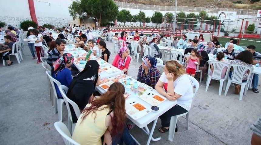 Bayraklı&rsquo;da 6 Noktaya İftar &Ccedil;adırı