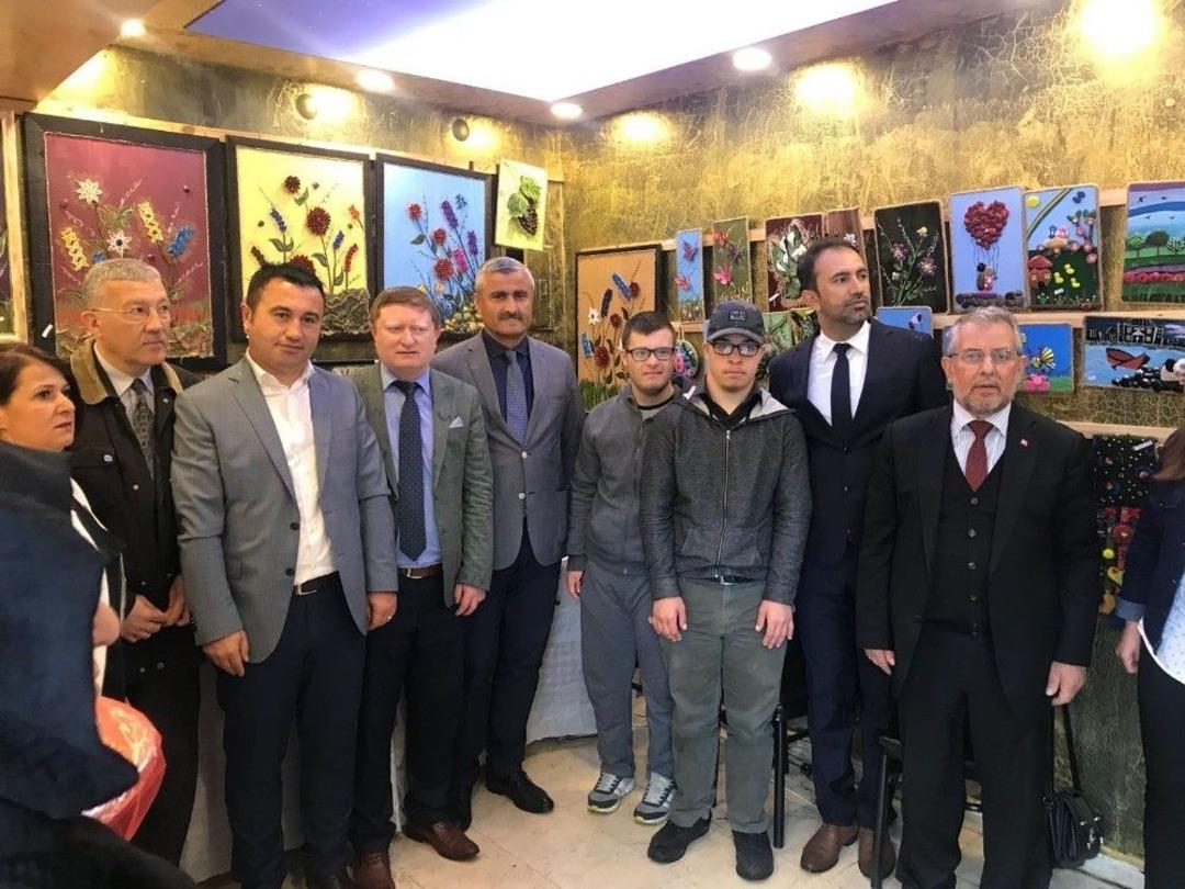 &Ouml;zel &Ouml;ğrencilerin El Emekleri Sergilendi