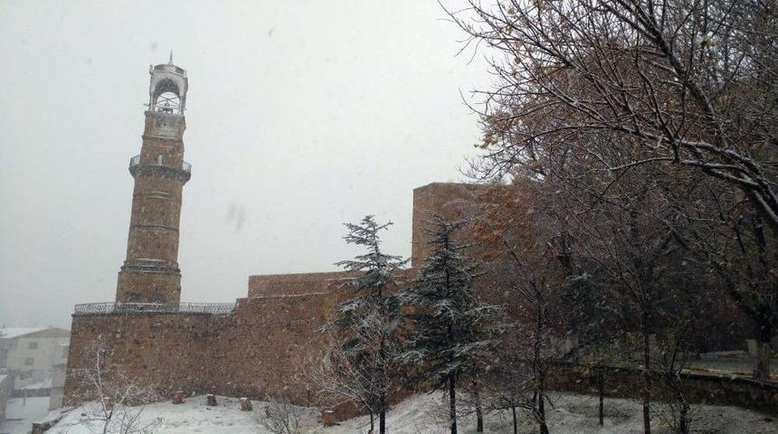 Niğde&rsquo;ye Mevsimin İlk Karı Yağdı