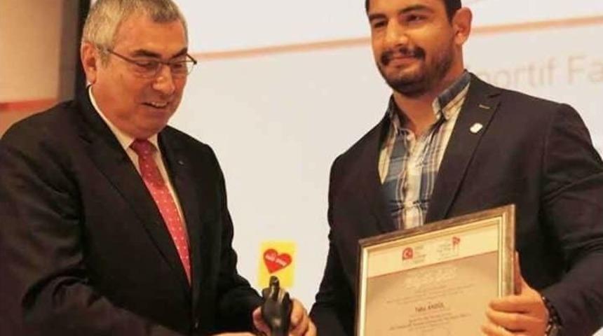 Milli G&uuml;reş&ccedil;i Taha Akg&uuml;l&rsquo;e B&uuml;y&uuml;k Onur