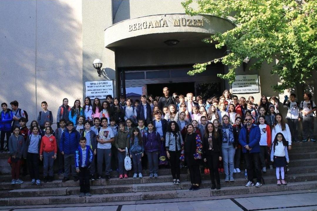&Ccedil;ocuklar Bergama&rsquo;nın Tarihini Tiyatro İle &Ouml;ğrendiler