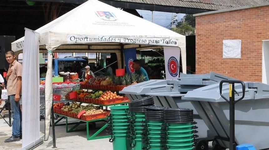 Kolombiyalı Pazar Esnafı Ailelere Tika Desteği