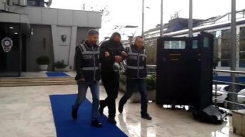 Yolda Bulduğu Kimlik Ve Ehliyet İle Dolandırmadığı Kalmadı