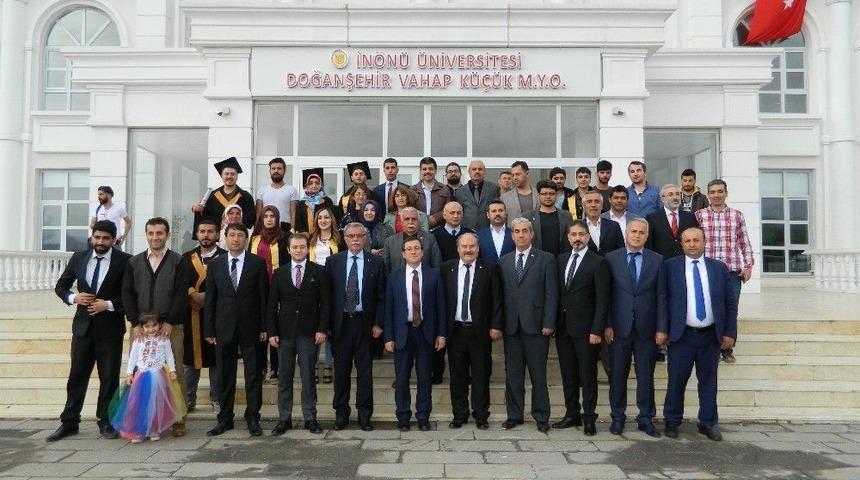 Vahap K&uuml;&ccedil;&uuml;k Myo&rsquo;da Mezuniyet Coşkusu