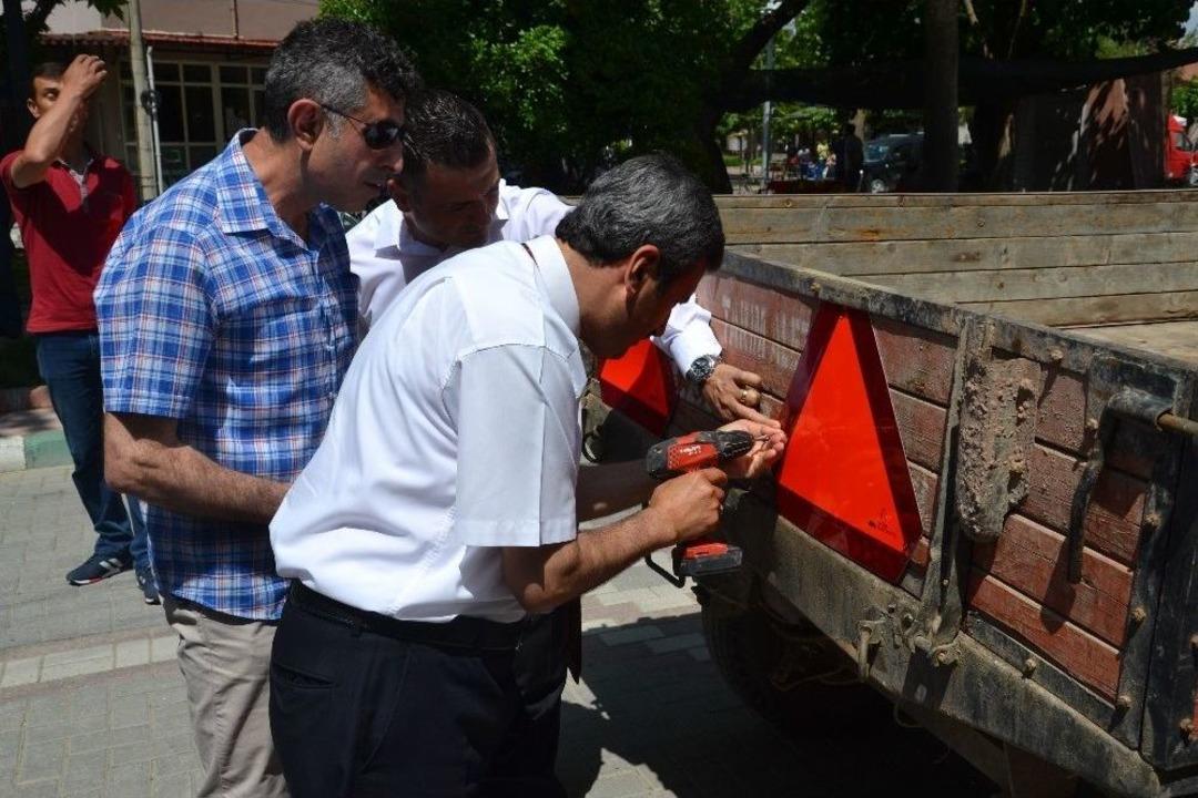 Saruhanlı&rsquo;da S&uuml;r&uuml;c&uuml;lere &Uuml;cretsiz Reflekt&ouml;r Ve Kask Dağıtıldı