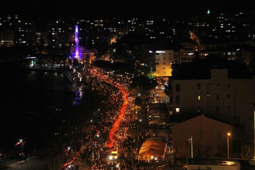 &Ccedil;anakkale Zaferi&rsquo;nin 103. Yılında Fener Alayı Coşkusu
