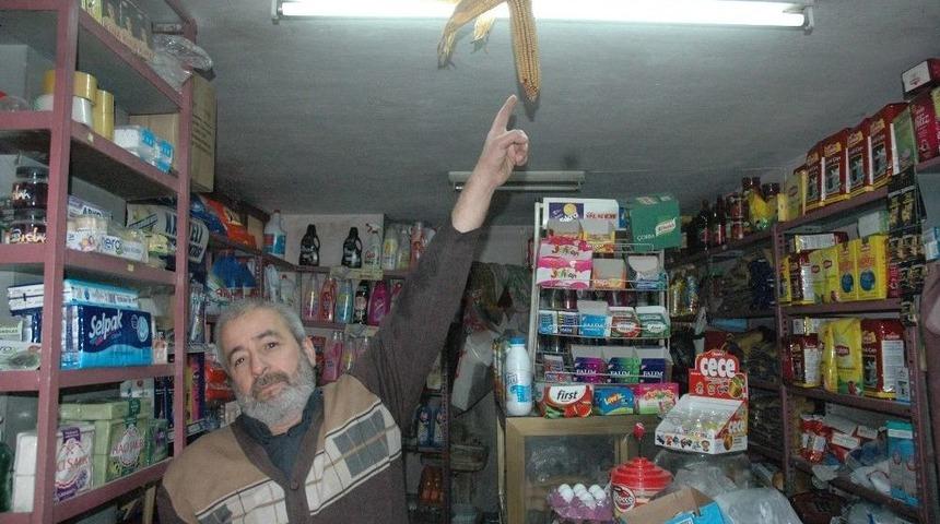 25 Yıldır Bakkalın Tavanını S&uuml;sl&uuml;yor