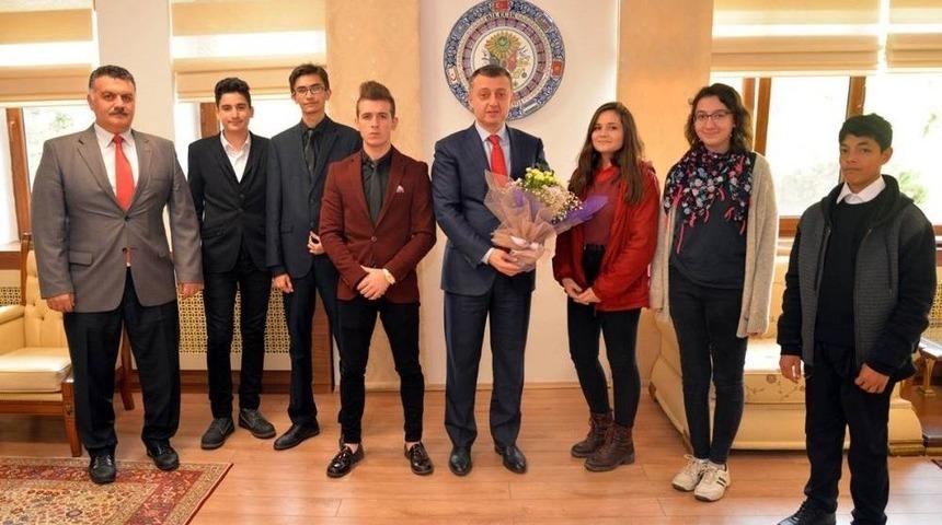 Vali B&uuml;y&uuml;kakın&rsquo;dan &Ccedil;ocuklara Tam Destek