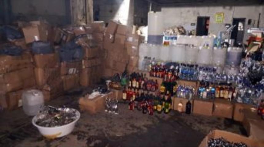 Fatih&rsquo;te 10 Ton Metil Alkol Ve 120 Bin Şişe Sahte İ&ccedil;ki Ele Ge&ccedil;irildi