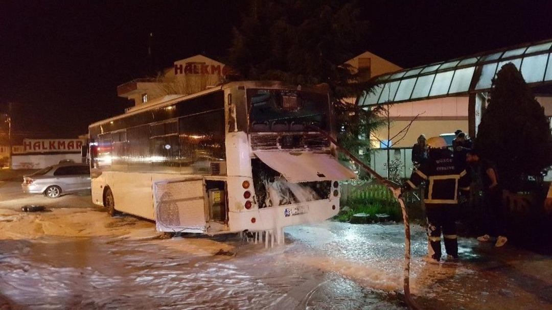 D&uuml;zce&rsquo;de &Ouml;zel Halk Otob&uuml;s&uuml; Motor Kısmından Yandı