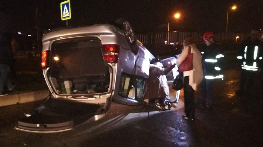Kocaeli&rsquo;de İki Otomobil Kavşakta Kafa Kafaya &Ccedil;arpıştı: 4 Yaralı