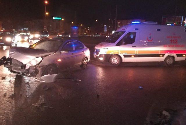 Kocaeli’de İki Otomobil Kavşakta Kafa Kafaya Çarpıştı: 4 Yaralı