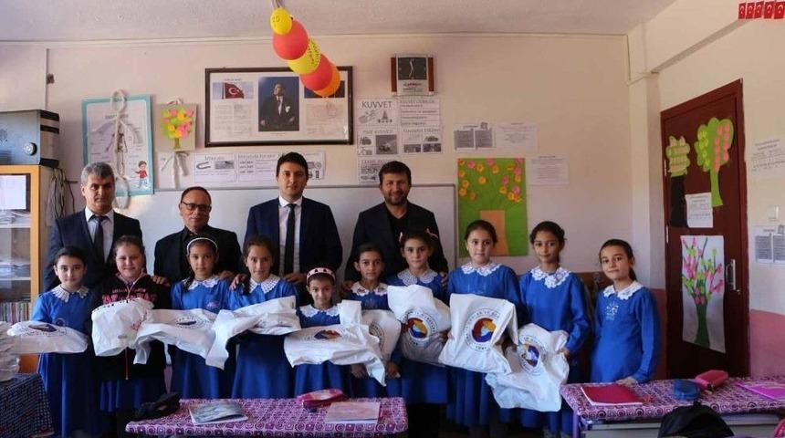 İlkokul &Ouml;ğrencilerine Eşofman