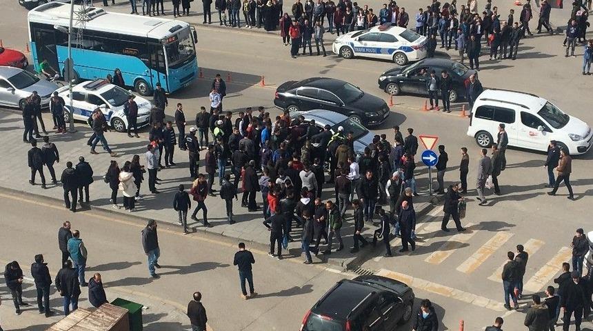 Erzurum’da Kalabalık İki Grup Arasında Tekme Tokat Kavga