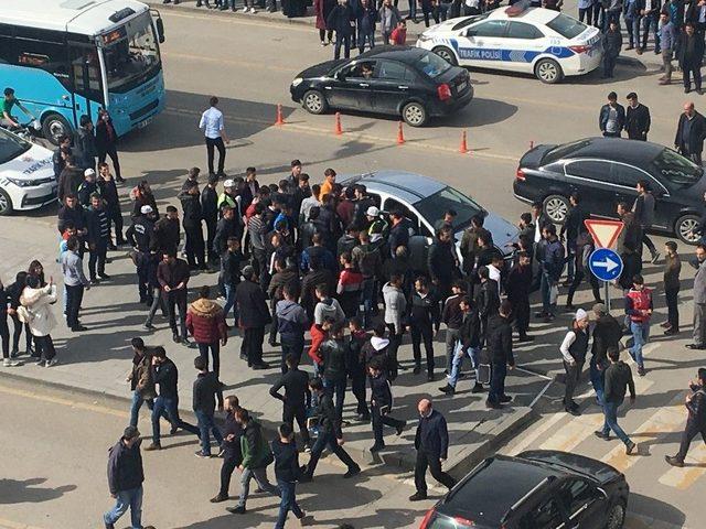 Erzurum’da Kalabalık İki Grup Arasında Tekme Tokat Kavga