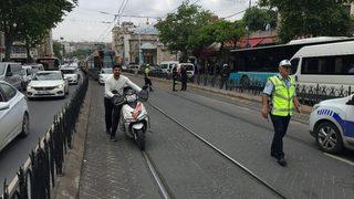 Laleli’de Hafif Ticari Araç İle Tramvay Çarpıştı: 1 Yaralı