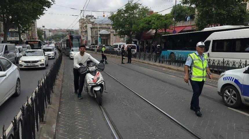 Laleli’de Hafif Ticari Araç İle Tramvay Çarpıştı: 1 Yaralı