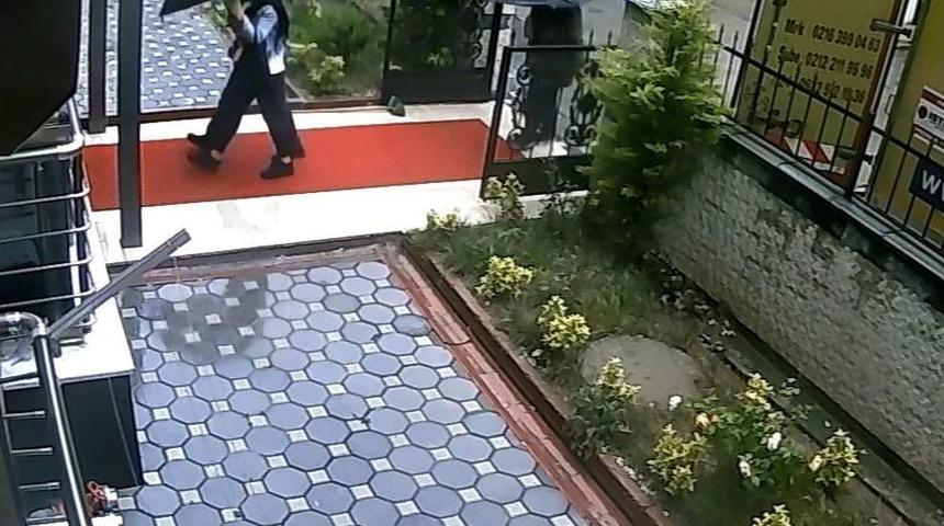 Kartal&rsquo;da İki Daireyi Soyan Şemsiyeli Hırsızlar Kamerada