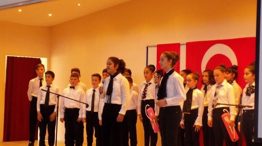 M&uuml;zik &Ouml;ğretmeni Sesiyle B&uuml;y&uuml;ledi