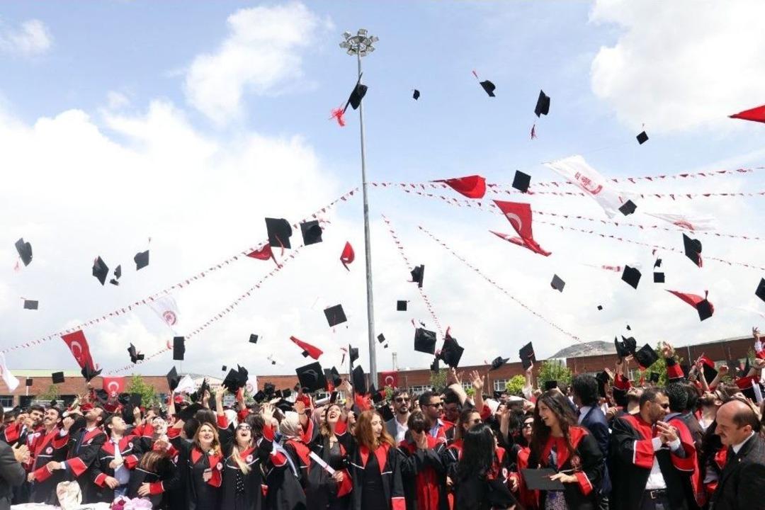 Sd&uuml;&rsquo;de Mezuniyet Coşkusu