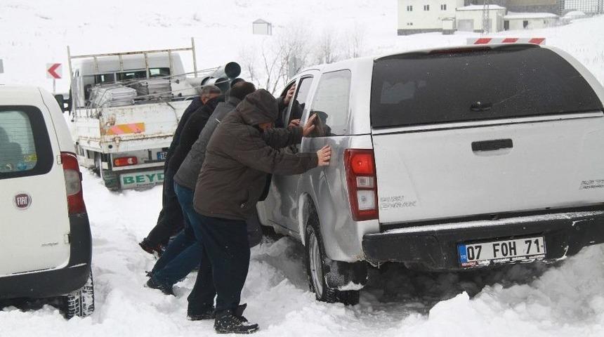Uludağ&rsquo;da Kar Kalınlığı Yaklaşık 1 Metreye Ulaştı, Bazı Ara&ccedil;lar Yolda Kaldı