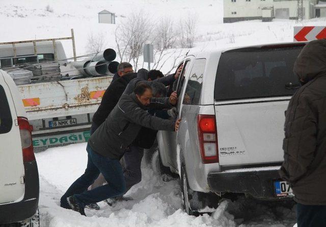 Uludağ&rsquo;da Kar Kalınlığı Yaklaşık 1 Metreye Ulaştı, Bazı Ara&ccedil;lar Yolda Kaldı 3