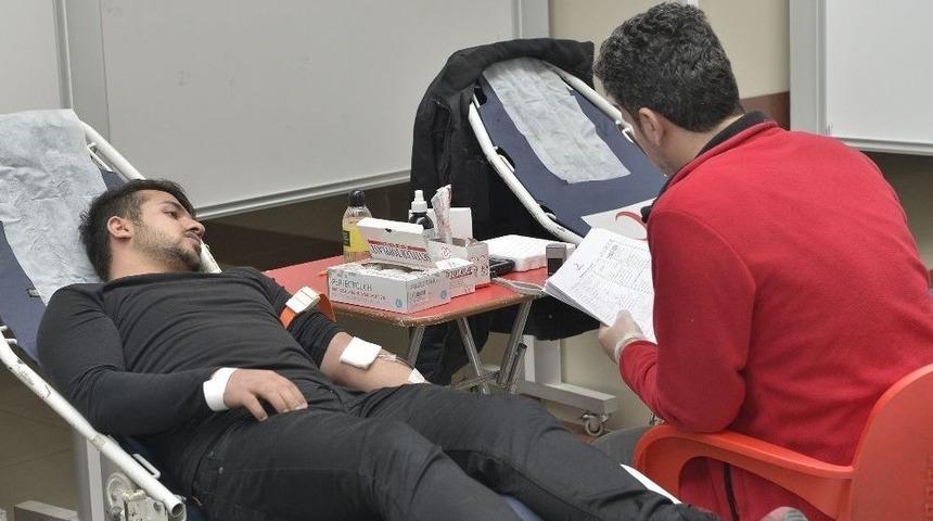 Km&uuml;&rsquo;de &Ouml;ğrenciler Kan Bağışında Bulundu