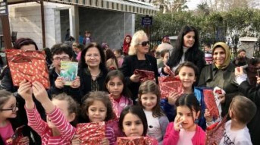 Ak Partili Kadınlar &Ccedil;ocuklara Kitap Dağıttı