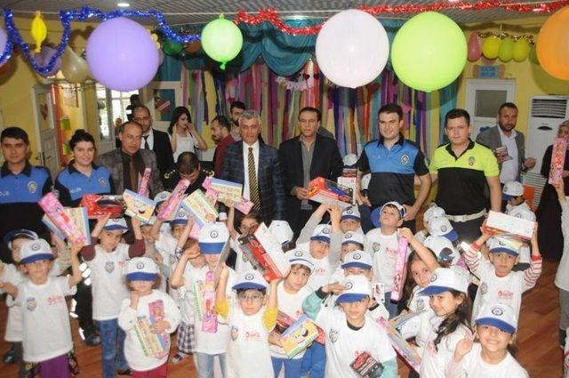 Cizre’de Öğrencilere Çocuk Polis Kimliği Verildi