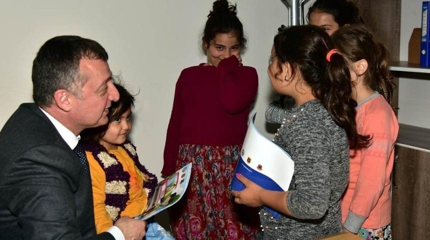 Vali B&uuml;y&uuml;kakın, G&uuml;l&uuml;mbelileri Dinledi