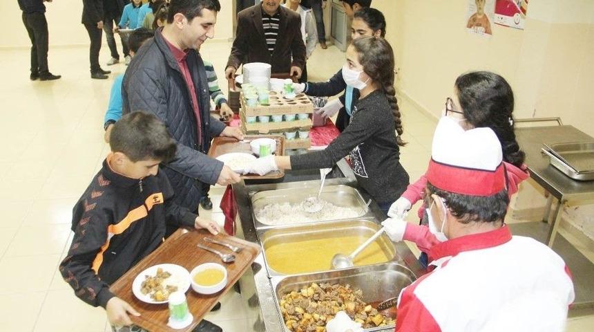 Kaymakam Kazez, &Ouml;ğrencilerle Yemek Sırasında Girdi