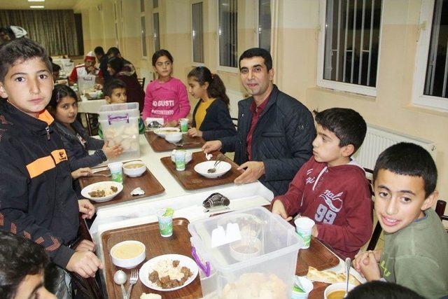 Kaymakam Kazez, Öğrencilerle Yemek Sırasında Girdi