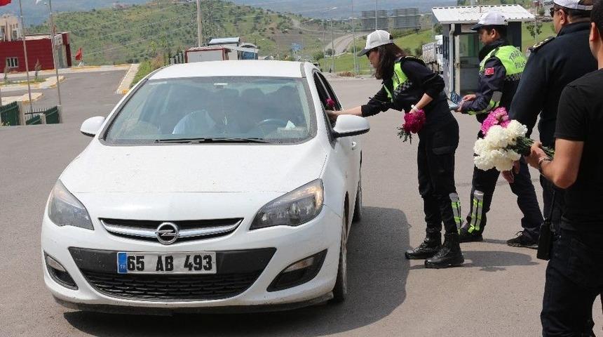 Şırnak&rsquo;ta Trafik Polisleri S&uuml;r&uuml;c&uuml;lere G&uuml;l Dağıttı