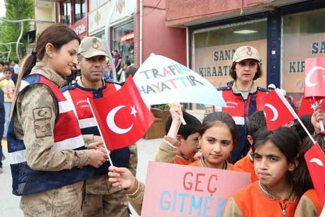 Şırnak’ta Trafik Polisleri Sürücülere Gül Dağıttı