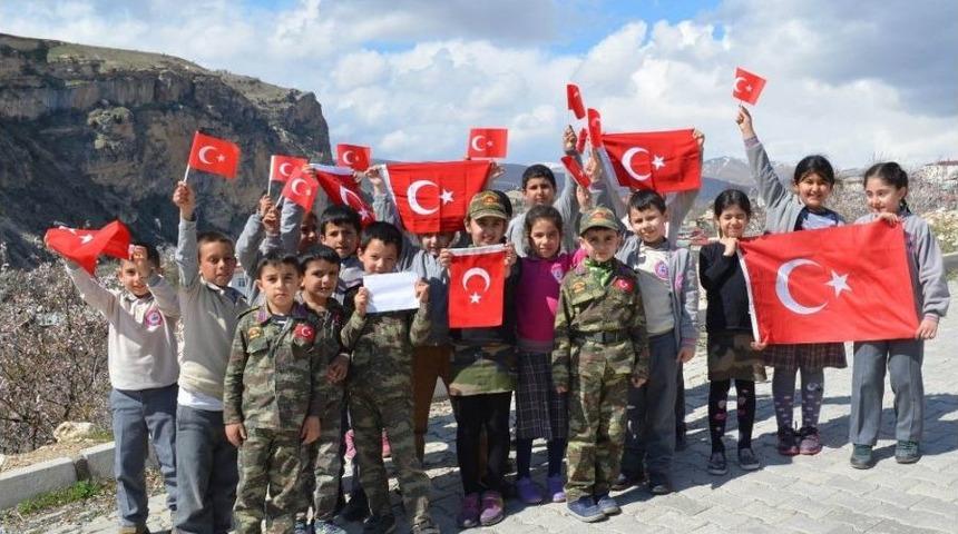 Kahraman Mehmet&ccedil;iğe, Miniklerden Destek