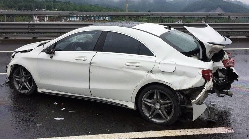 Kayganlaşan Yolda Otomobiller &Ccedil;arpıştı: 3 Yaralı