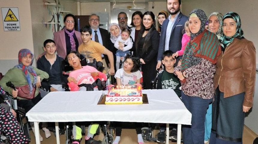 Hayat Tıp Merkezi &Ccedil;ocukları Unutmadı