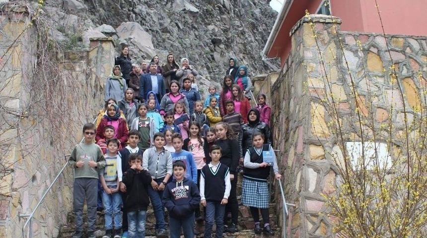 &Ouml;ğrenciler, Eskigediz Beldesinin Tarihi Mekanlarını Gezdi