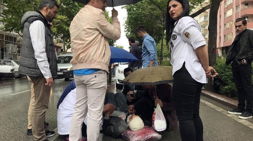 Kazada Yaralanan Yaşlı Adama Şemsiyeli Yardım