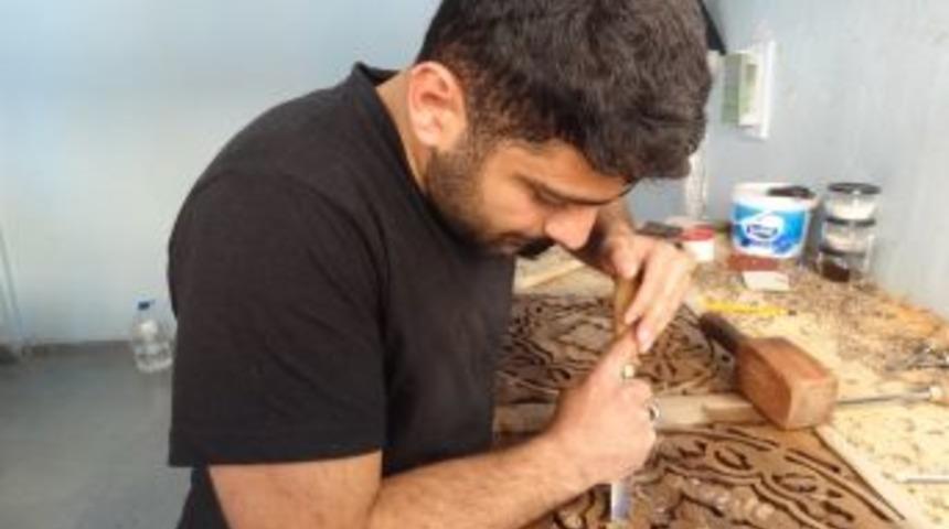 Suriyeli M&uuml;lteci, Oyma Sanatı İle Tahtalara Şekil Veriyor