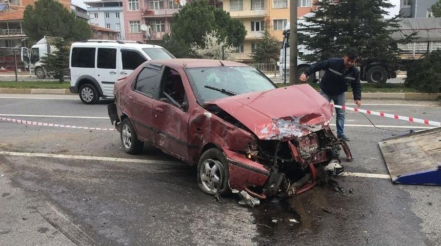 Uşak&rsquo;ta Trafik Kazası: 3 Yaralı