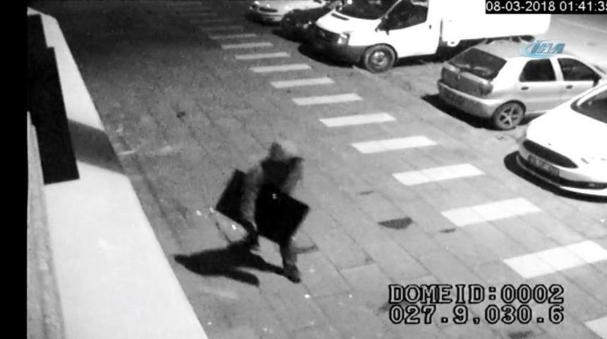 Bir Dakikada Televizyonu Alıp Ka&ccedil;an Hırsız G&uuml;venlik Kameralarına Takıldı