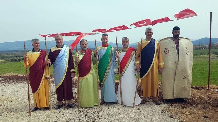 Eshab-ı Kehf G&ouml;n&uuml;l El&ccedil;ilerinden Mehmet&ccedil;iğe Destek