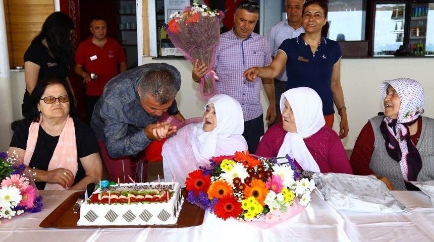 Huzurevi Annelerine Anlamlı Kutlama