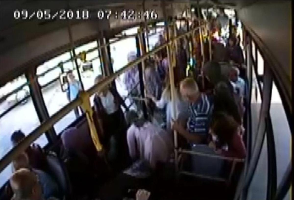 Yolcusu Bayılan Halk Otob&uuml;s&uuml; Şof&ouml;r&uuml; Direksiyonu Hastaneye Kırdı