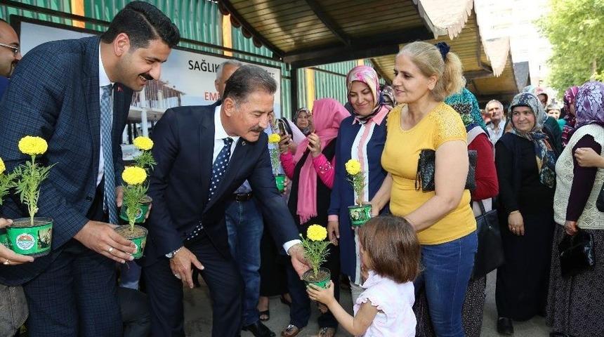 Başkan Tuna&rsquo;dan Annelere 65 Bin &Ccedil;i&ccedil;ek