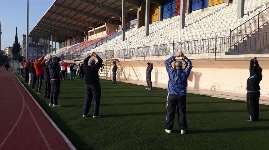 71 Yaşında G&ouml;n&uuml;ll&uuml; Spor Hocalığı Yapıyor