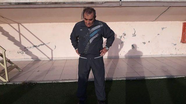 71 Yaşında Gönüllü Spor Hocalığı Yapıyor