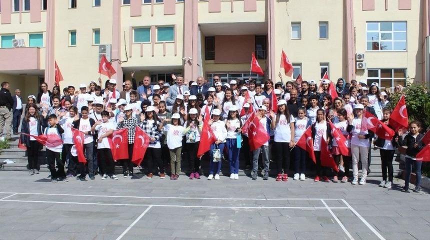 Antalya&rsquo;dan 100 Kişilik &Ouml;ğrenci Kafilesi Van&rsquo;a Geldi
