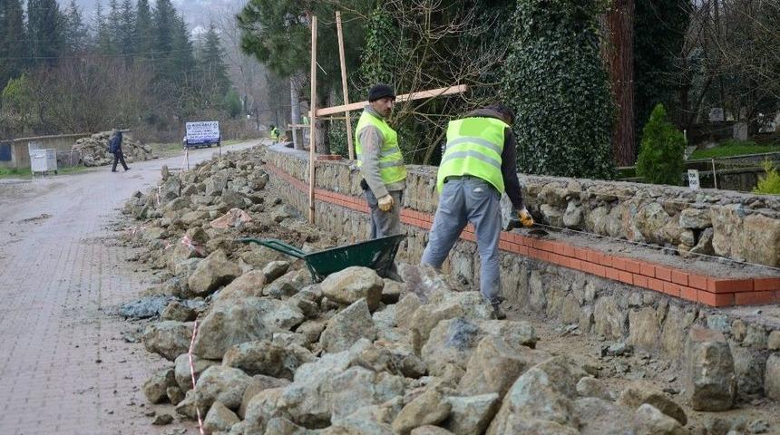 Kartepe&rsquo;de Mezarlık Duvarlarının Yapımı Bitiyor